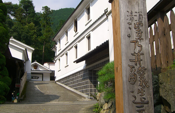 多摩の清らかな水に恵まれた小澤酒造の外観