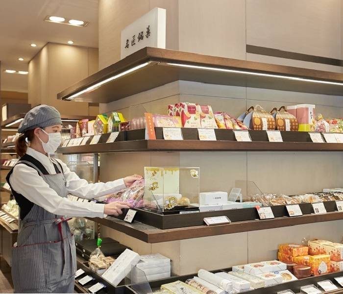 3-4年前新宿伊勢丹にて約7万円で購入。表記サイズ42。裏底に土の跡付いてます。